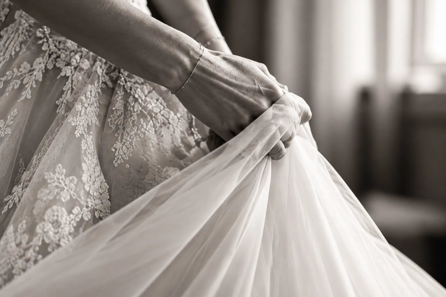 Detailaufnahme einer Braut mit Hochzeitskleid, schwarz-weiss