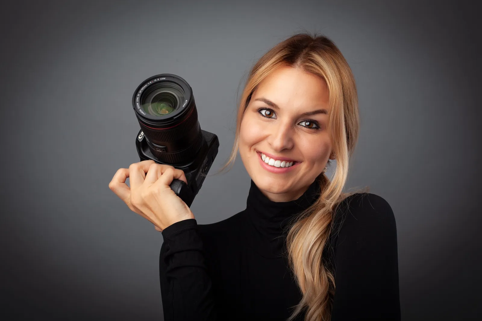 Lächelnde Fotografin mit Kamera